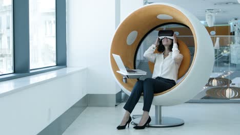 Zufriedene-Geschäftsfrau-Im-VR-Headset